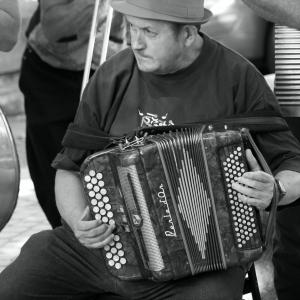 accordéoniste heureux