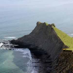 voici qu'une île est en partance